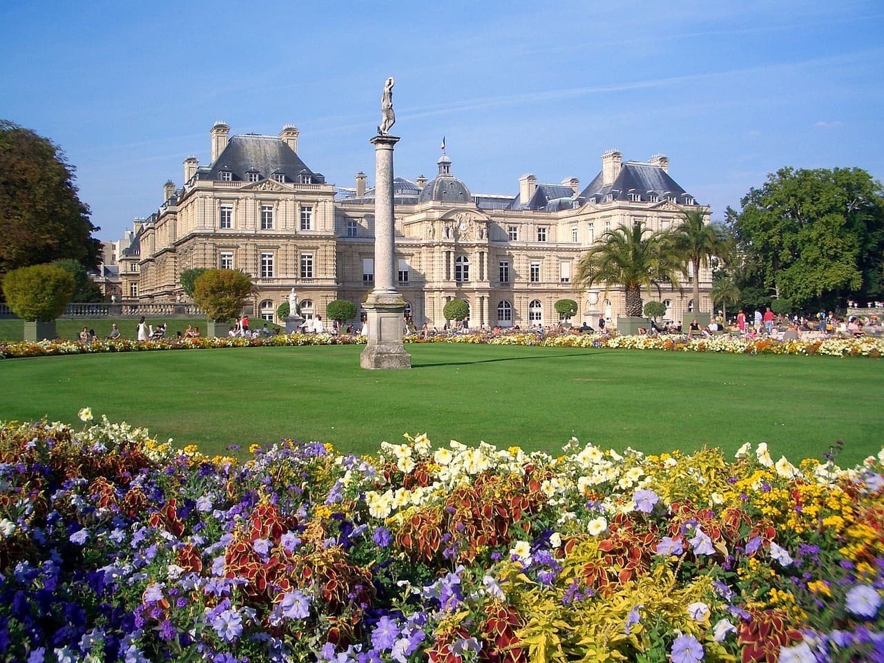 Luxembourg Palace in Jardin du Luxembourg