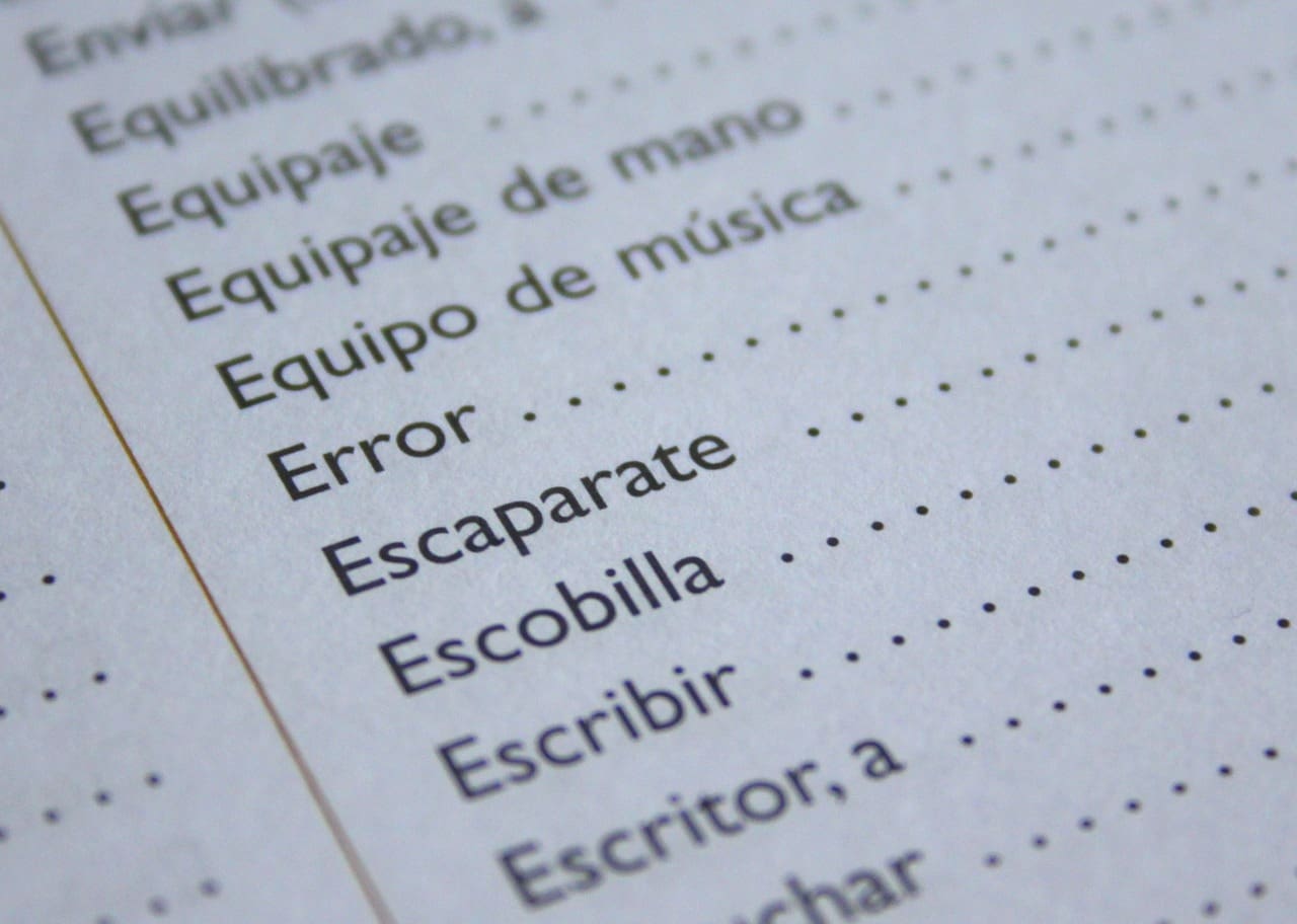 Spanish words starting with E on a sheet of paper.