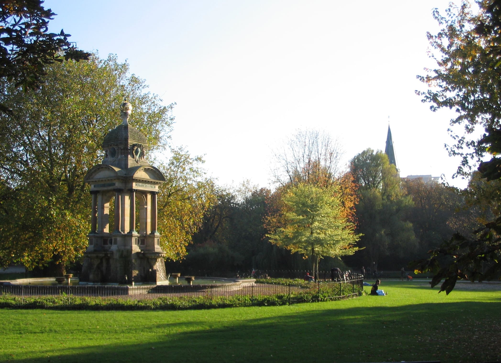 A photo of Sarphatipark in Amsterdam during Autumn.