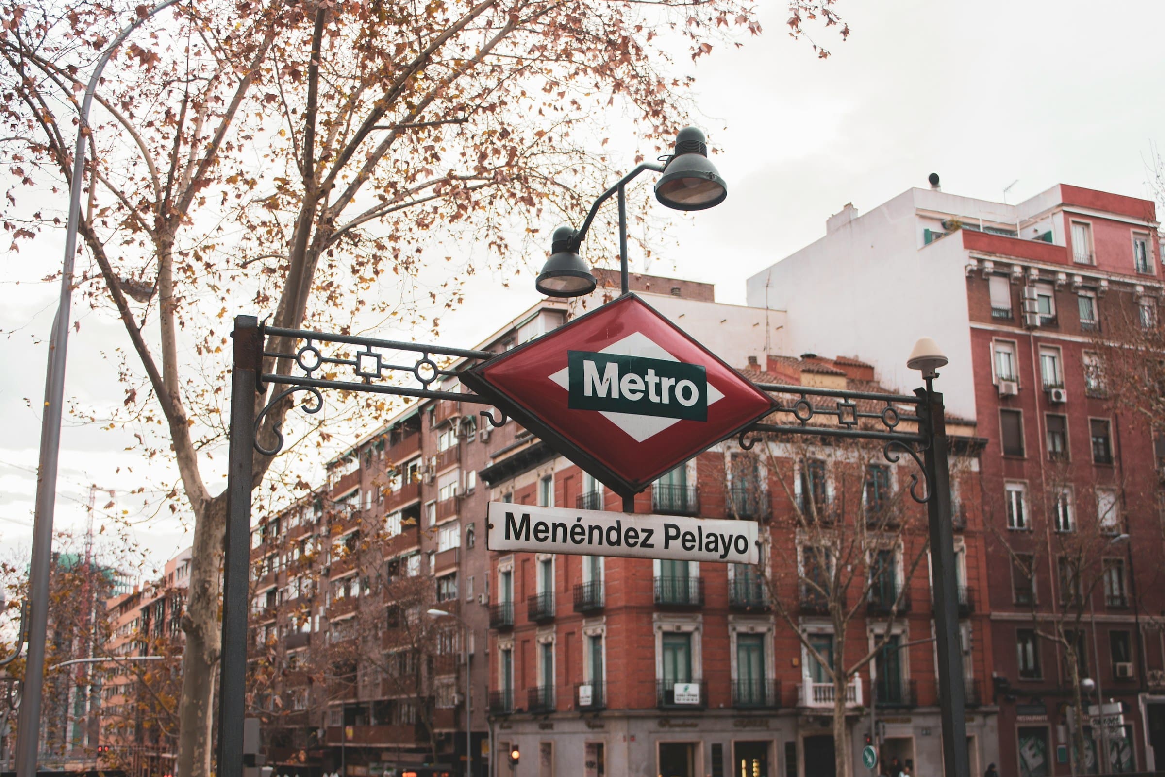 An image of a sign on a Madrid Metro station.